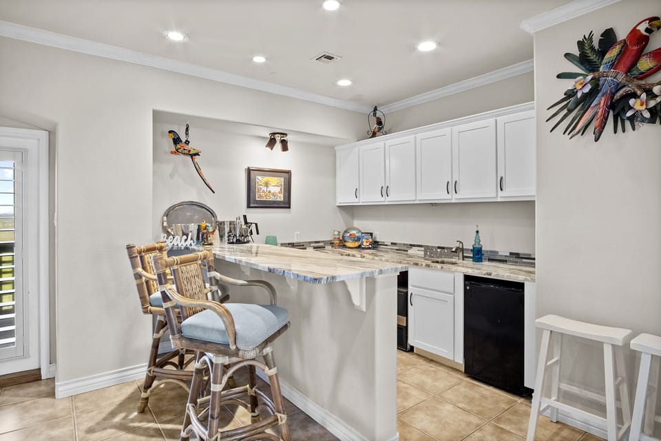Our spacious kitchen island works perfectly as a breakfast bar or extra counter space when preparing a family meal or divvying up takeout!