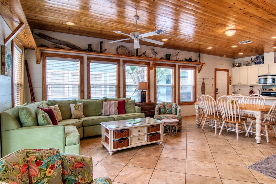 Spend quality time together - The open layout makes it easy for everyone to enjoy each other’s company, whether you’re cooking in the kitchen, surfing the web at the dining table, or stretched out with a book in the living area.