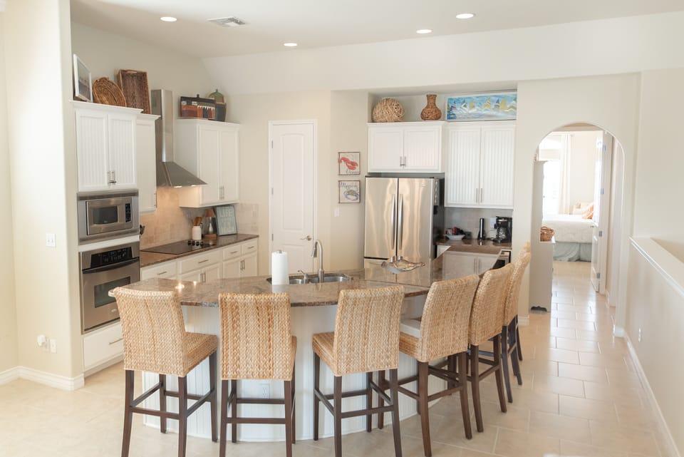 Kitchen - Countertop Seating for 6 - Second Floor