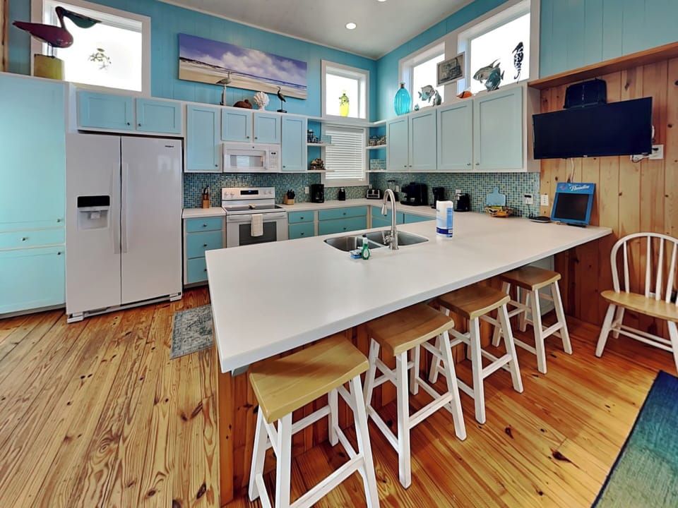 Full Size Kitchen with Breakfast Bar Seating