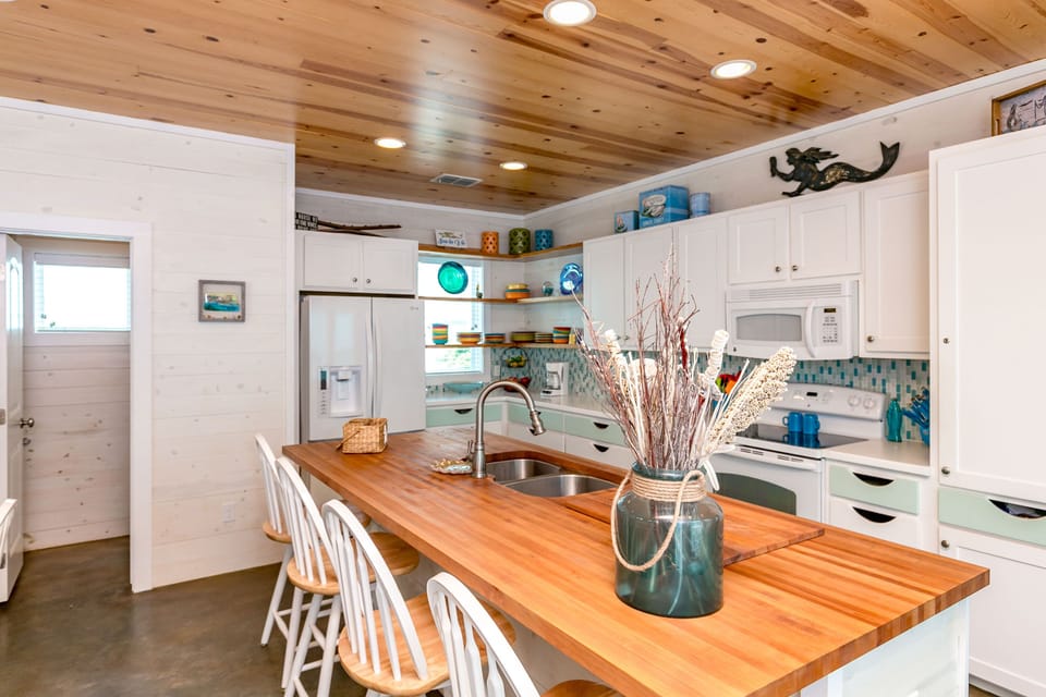 Kitchen - Countertop Seating For 4 - First Floor