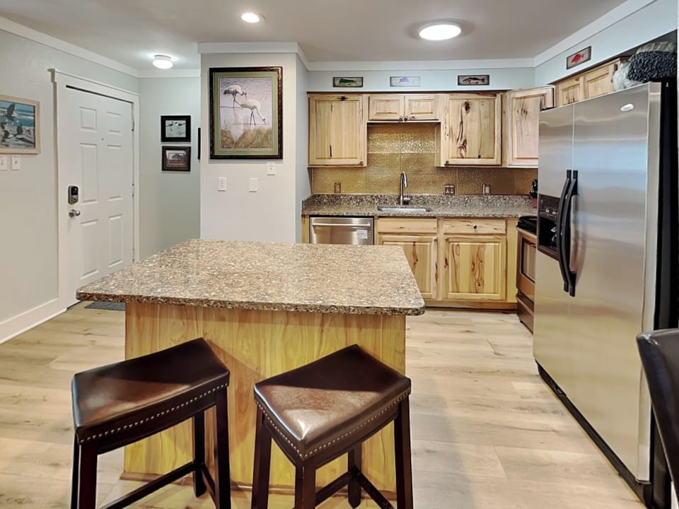 Full Size Kitchen with Breakfast bar
