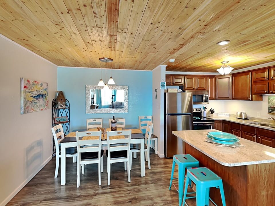 Kitchen & Dining Area
