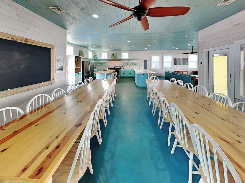 Dining Area - Plenty of Seating!