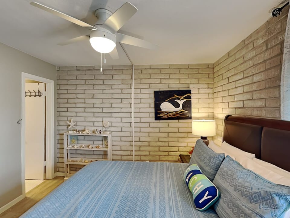 Second Bedroom, Queen