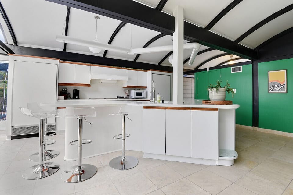 Complete kitchen ready for you to prepare your favorite meals. Shop wisely, though - the home is close to many of Baton Rouge`s best restaurants.