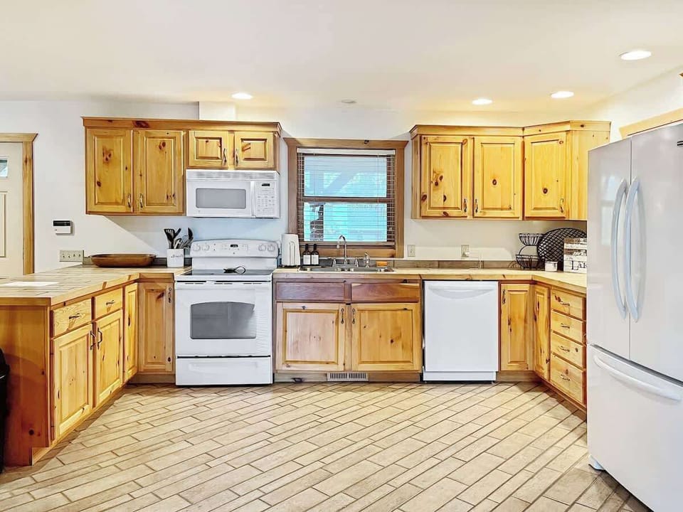 Open concept kitchen fully stocked 