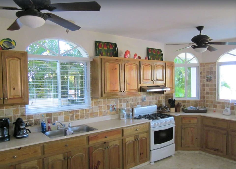 Full sized, full use kitchen - Delicious meals prepared for you by Tania!