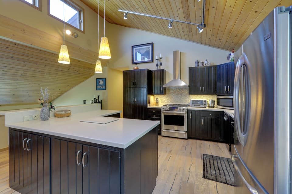 Kitchen | Cooking Basics | Coffee Maker | Paper Towels/Trash Bags Provided