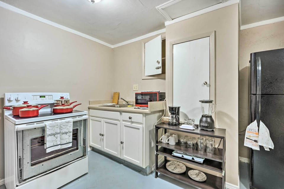 Kitchenette | Cooking Basics | Drip Coffee Maker | Paper Towels/Trash Bags