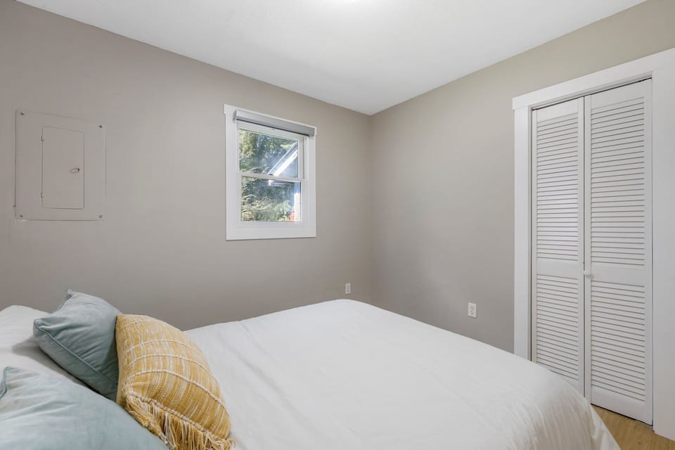 Room with Queen bed