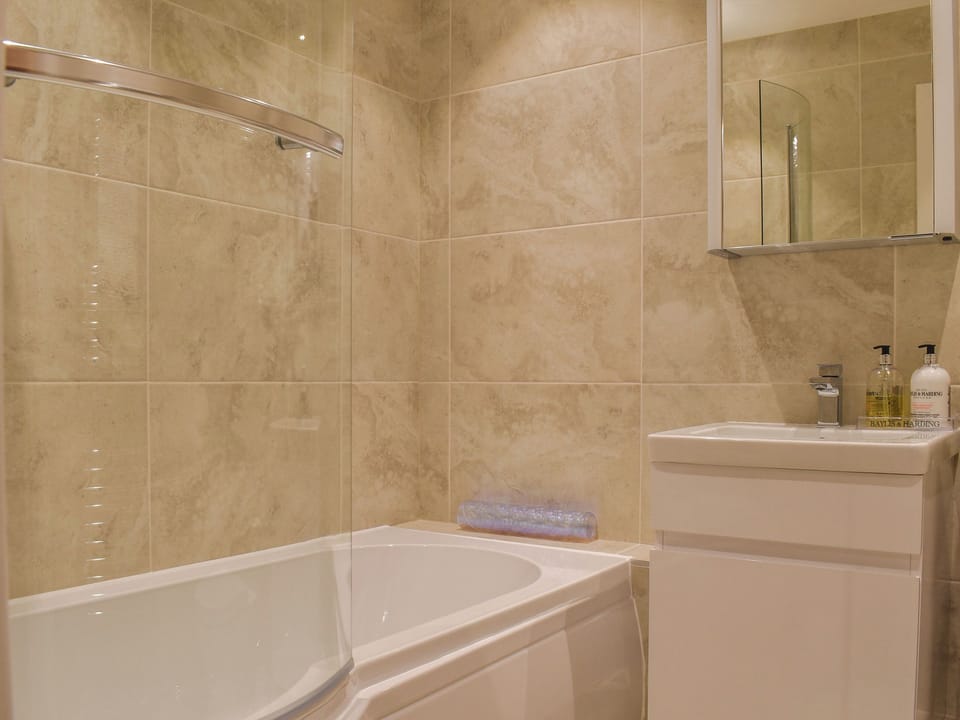 Bathroom | Seascape - Royal Cliff Apartments, Sandown