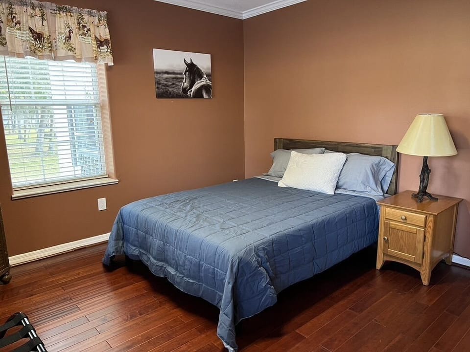 Seventh bedroom with queen bed (first floor access)