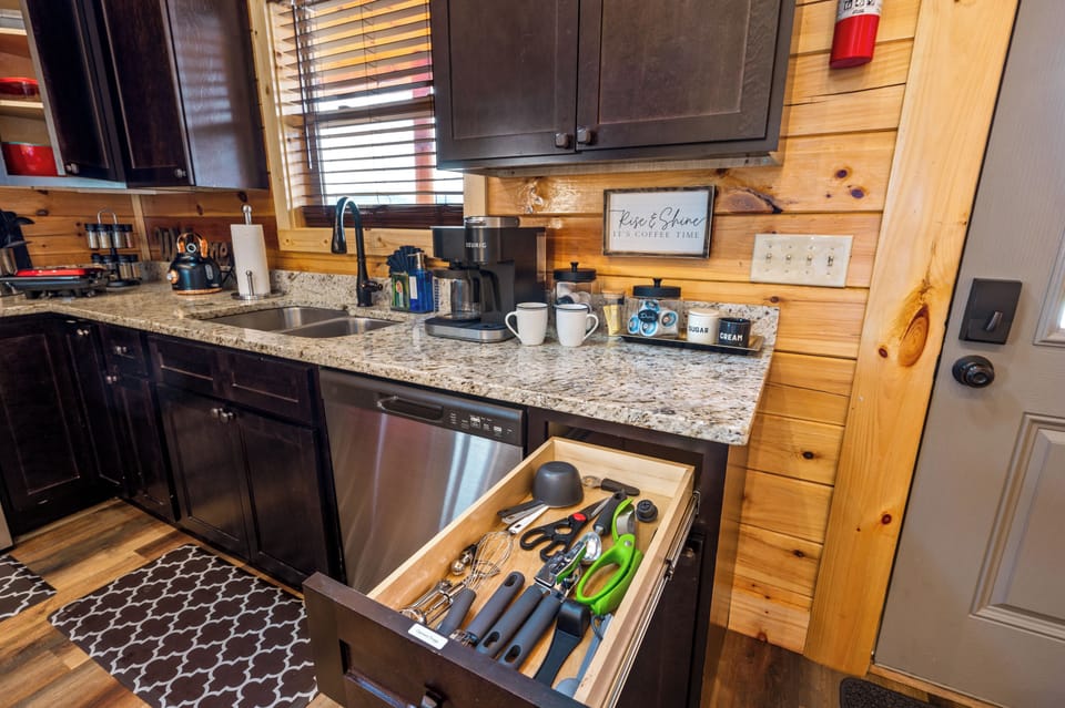 Fully loaded Kitchen, Keurig coffee machine, pots, pans...