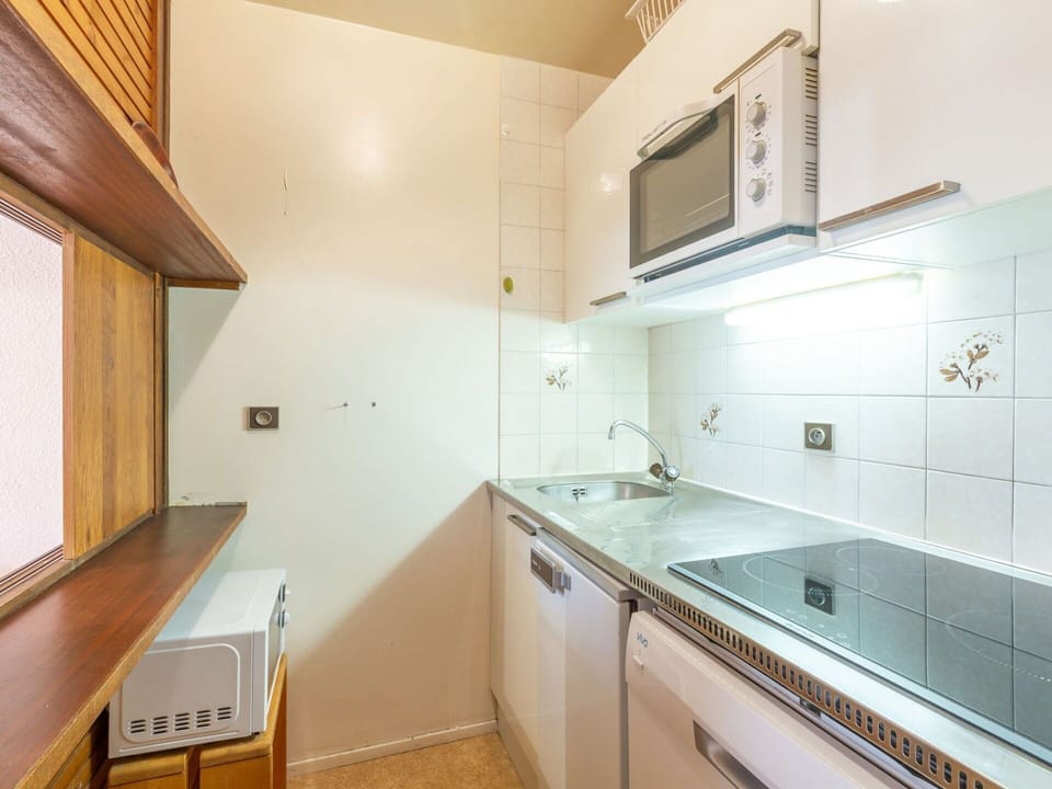 Cabinetry, Countertop, Sink, Kitchen Sink, Property, Tap, Kitchen, Interior Design, Flooring, Floor