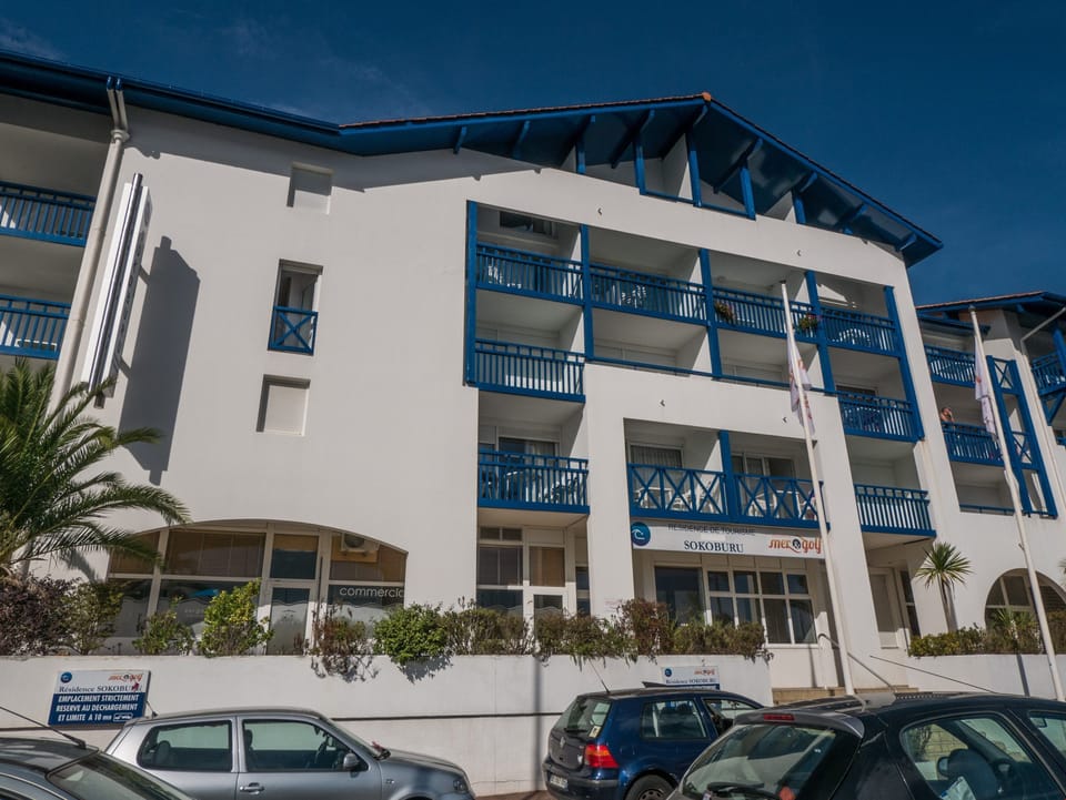 Enjoy the sunny climate in Hendaye from the comfort of a holiday rental at the Appart-Hôtel Mer & Golf Hendaye - Residence Sokoburu
