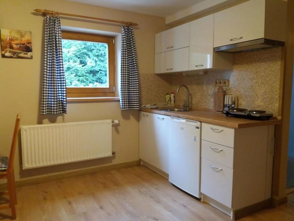 Cabinetry, Property, Countertop, Sink, Window, Building, Wood, Drawer, Interior Design, Kitchen Sink