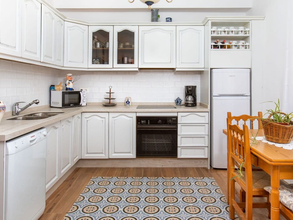 Countertop, Cabinetry, Sink, Property, Furniture, Kitchen Sink, White, Flowerpot, Kitchen Stove, Plant