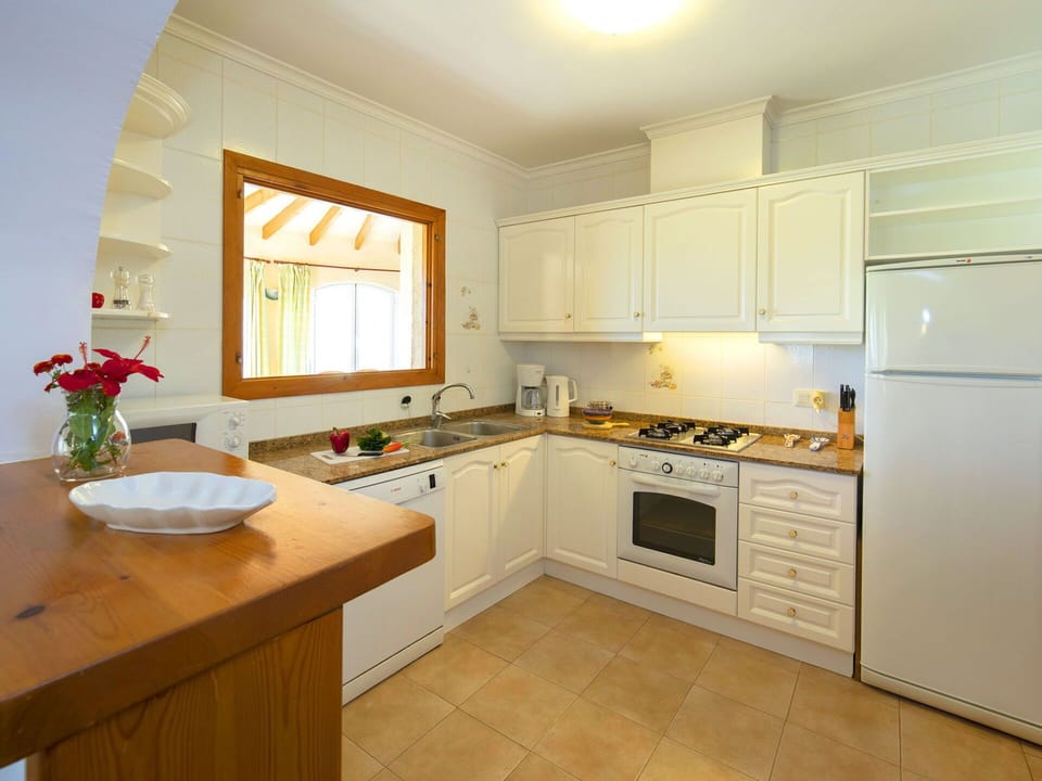 Cabinetry, Countertop, Furniture, Sink, Tap, Building, Flowerpot, Plumbing Fixture, Houseplant, Kitchen