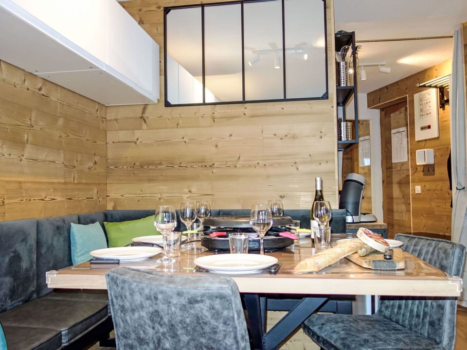 Table, Property, Furniture, Building, Wood, Interior Design, Kitchen, Living Room, Flooring, House