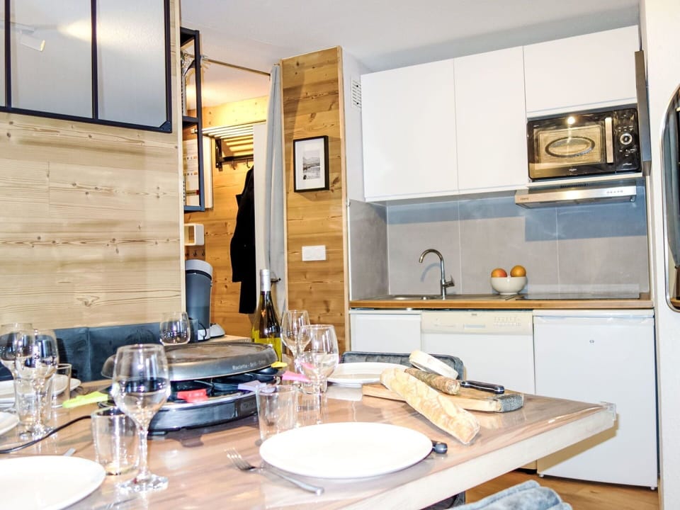 Cabinetry, Tap, Sink, Plumbing Fixture, Dishware, Interior Design, Kitchen, Wood, Countertop, Tableware