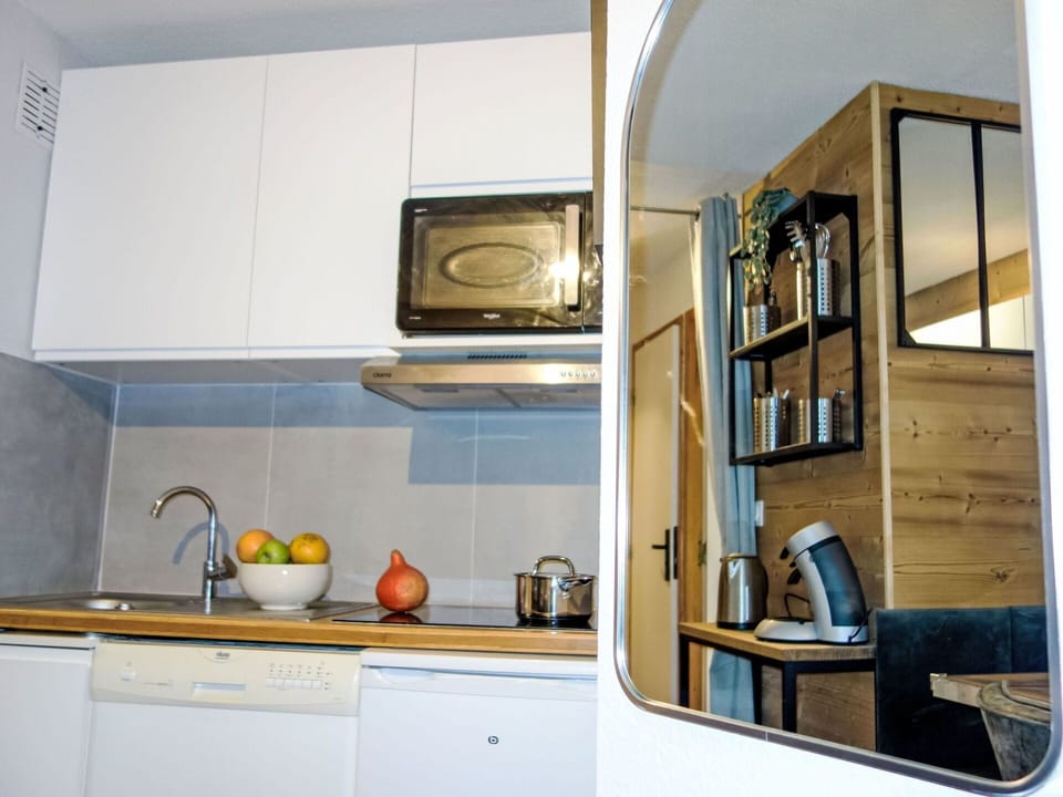 Cabinetry, Property, Countertop, Sink, Kitchen Sink, Building, Interior Design, Kitchen, Tap, Kitchen Appliance