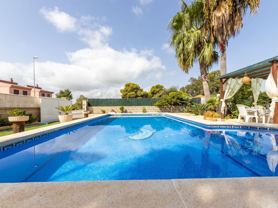 Water, Cloud, Plant, Sky, Swimming Pool, Tree, Building, Outdoor Furniture, Shade, Leisure