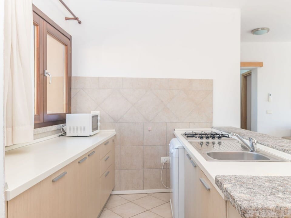 Cabinetry, Sink, Mirror, Building, Wood, Tap, Interior Design, Plumbing Fixture, Flooring