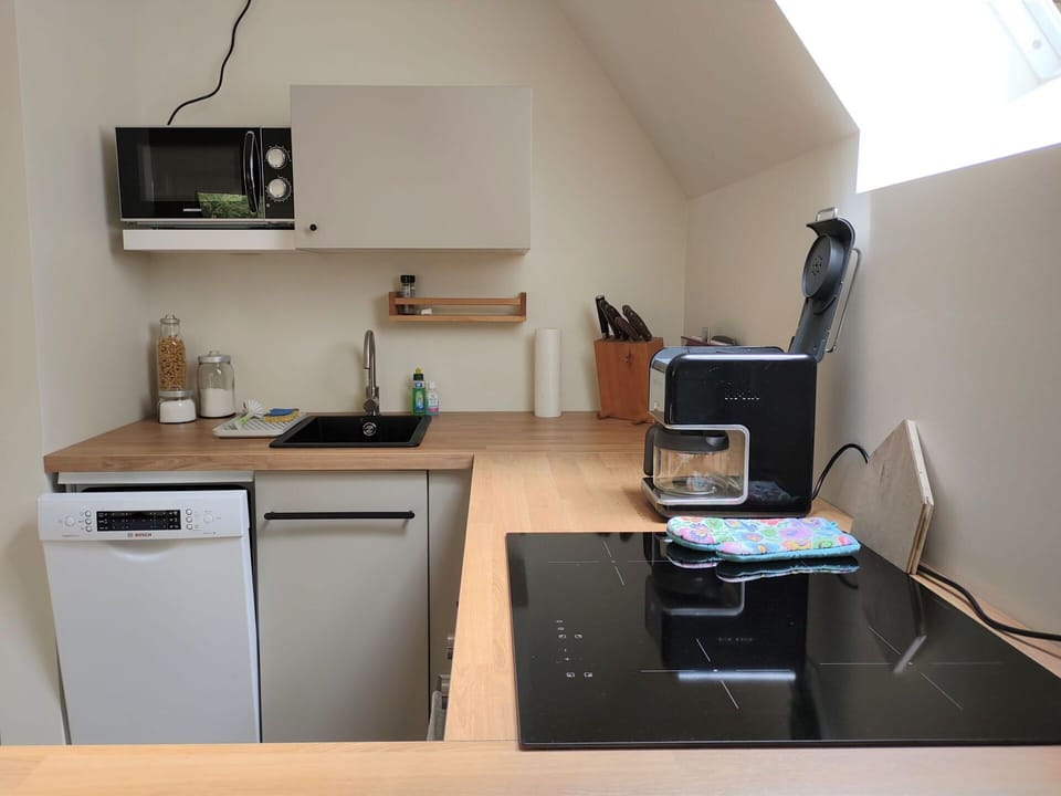 Cabinetry, Computer Desk, Table, Interior Design, Home Appliance, Floor, Wood, Drawer, Building, Countertop
