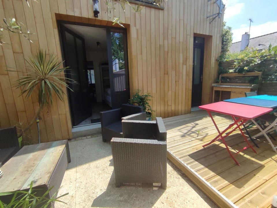Plant, Furniture, Table, Wood, Shade, Interior Design, Road Surface, Residential Area, Outdoor Furniture, Building