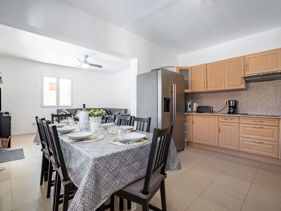 Furniture, Cabinetry, Property, Table, Countertop, Building, Kitchen, Wood, Flooring