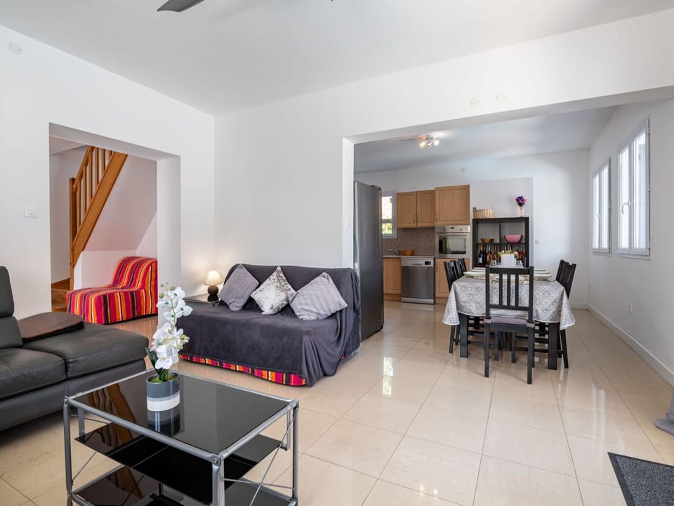 Table, Couch, Furniture, Property, Picture Frame, Living Room, Interior Design, Studio Couch, Wood, Comfort