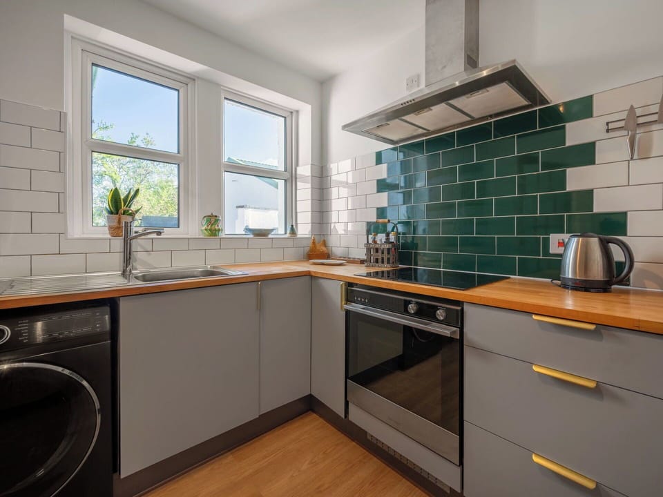 Kitchen Appliance, Kitchen, Countertop, Major Appliance, Interior Design, Flooring, Cabinetry, Home Appliance, Kitchen Stove, Floor