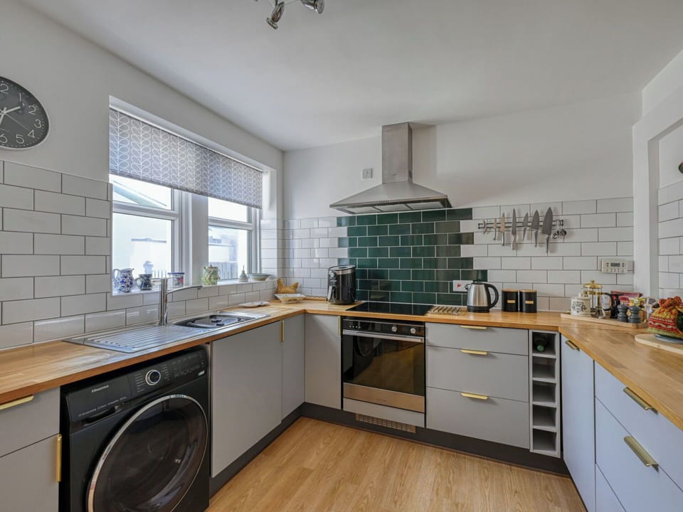 Kitchen, Kitchen Appliance, Major Appliance, Countertop, Interior Design, Flooring, Cabinetry, Floor, Home Appliance, Ceiling
