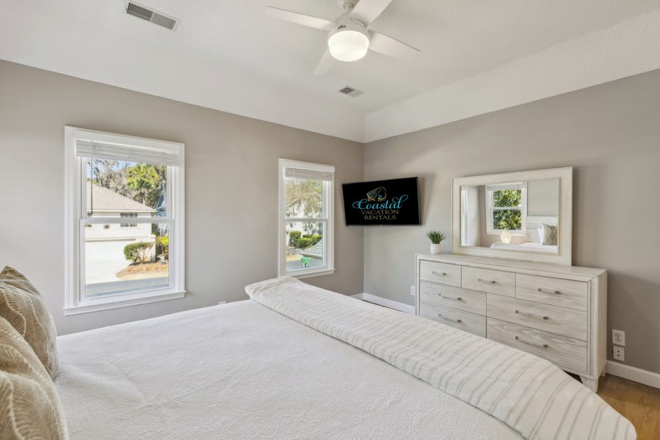 Bedroom 3 - king bed featuring a flatscreen tv and a ensuite bathroom