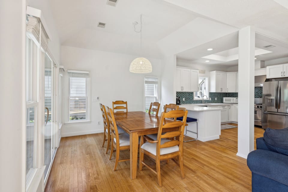 Dining table featuring 6 chairs.