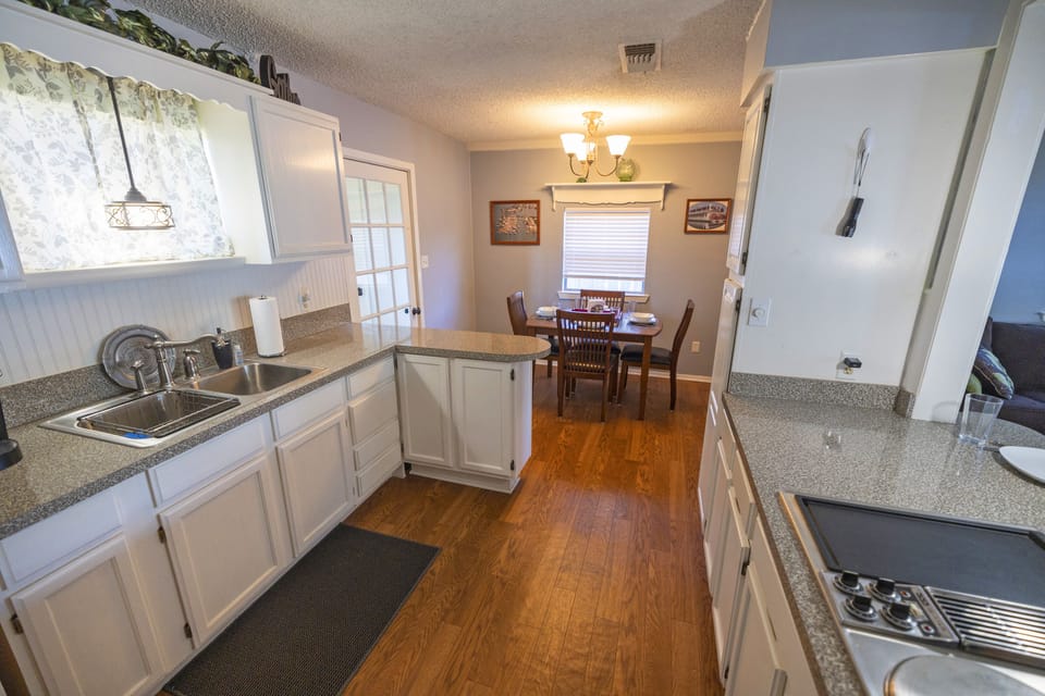 The kitchen and dining area is fully equipped for cooking for up to 6 guests.