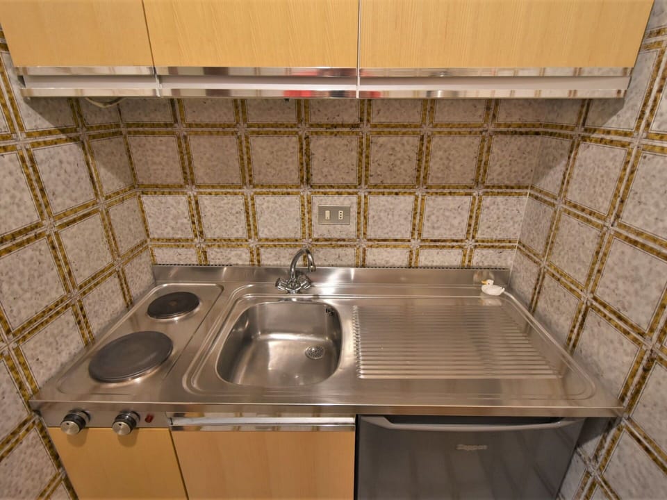 Kitchen Sink, Sink, Kitchen, Major Appliance, Kitchen Appliance, Tap, Kitchen Stove, Flooring, Home Appliance