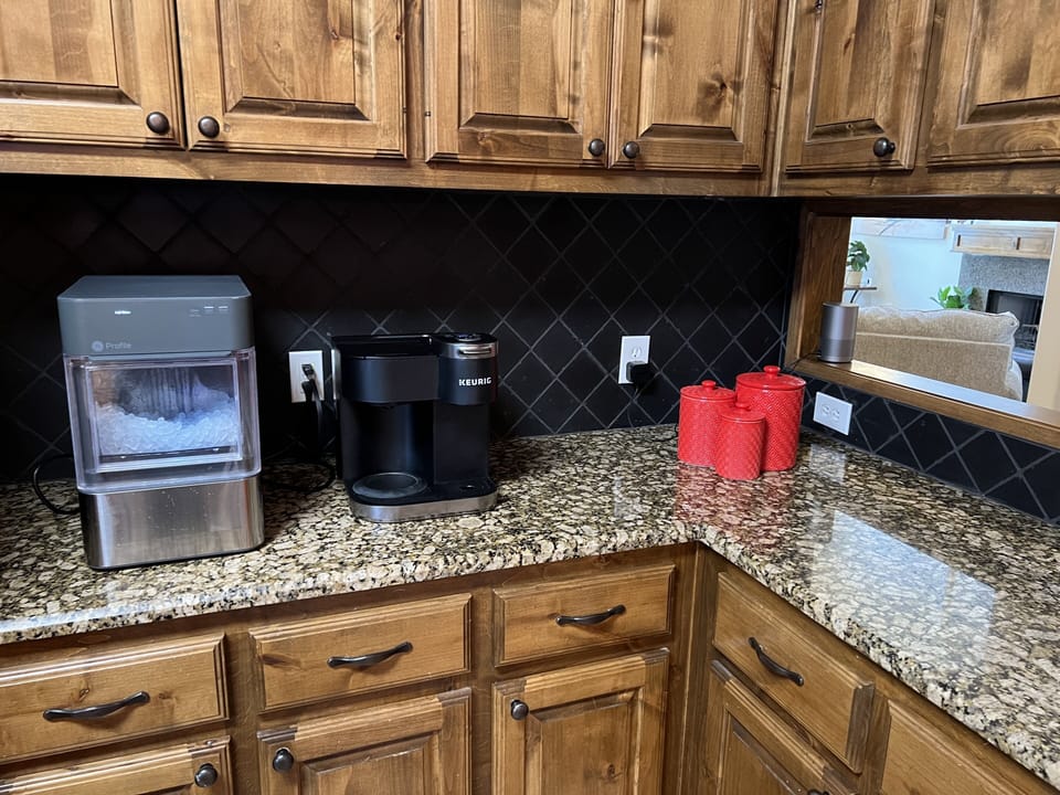 Coffee maker / ice machine 