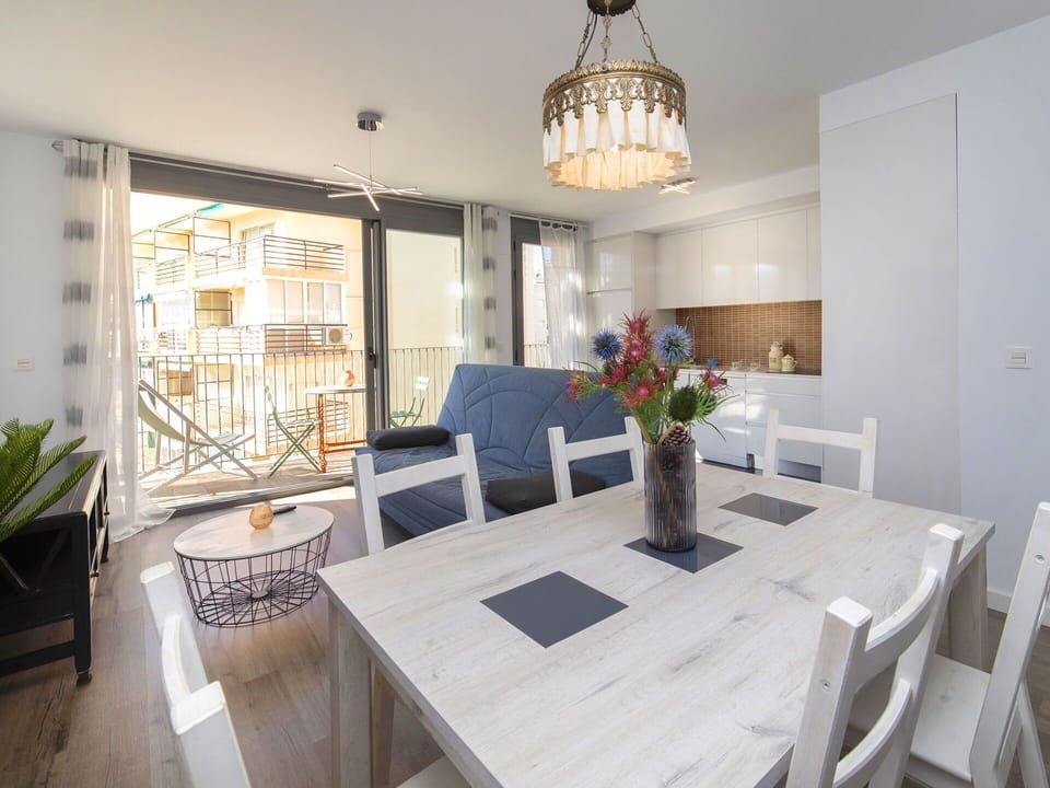 Table, Plant, Furniture, Property, Houseplant, Chair, Flowerpot, Interior Design, Wood, Floor