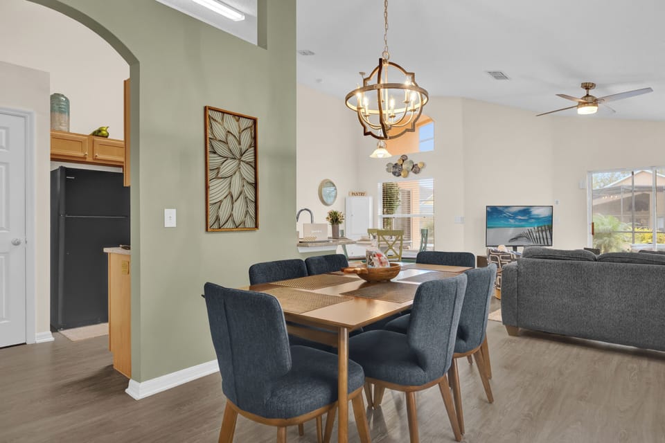 11-8519 Sunrise Key Dr - Dining 1