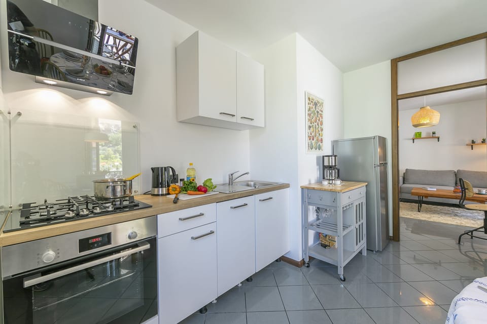 The well equipped kitchen with dishwasher, hob and oven
