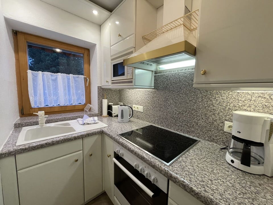 Cabinetry, Countertop, Kitchen Sink, Tap, Property, Sink, Building, Plumbing Fixture, Window, Kitchen Stove