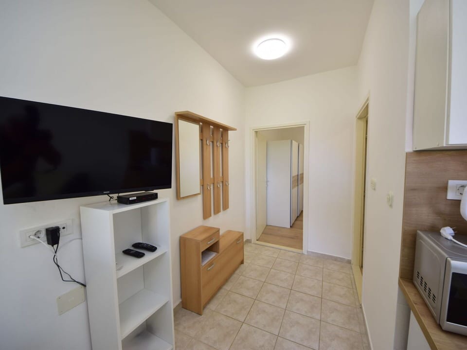 Flooring, Floor, Wall, Interior Design, Wood, Room, Ceiling, Apartment, Furniture, Home