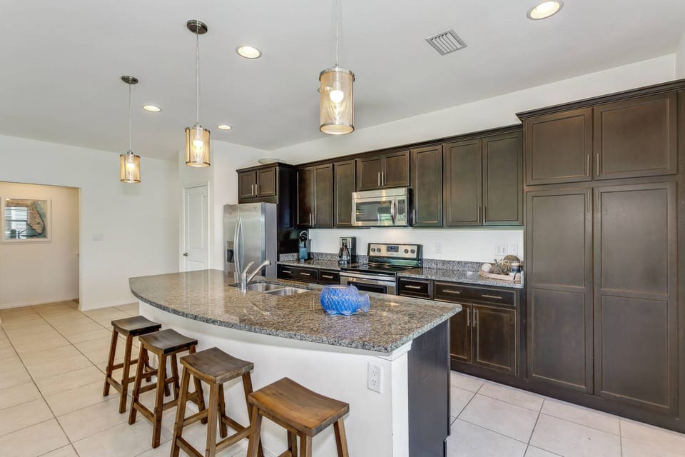 You will be able to prepare delicious meals and snacks in this modern kitchen