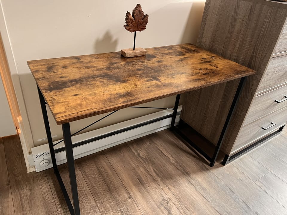 Work desk for traveling professionals