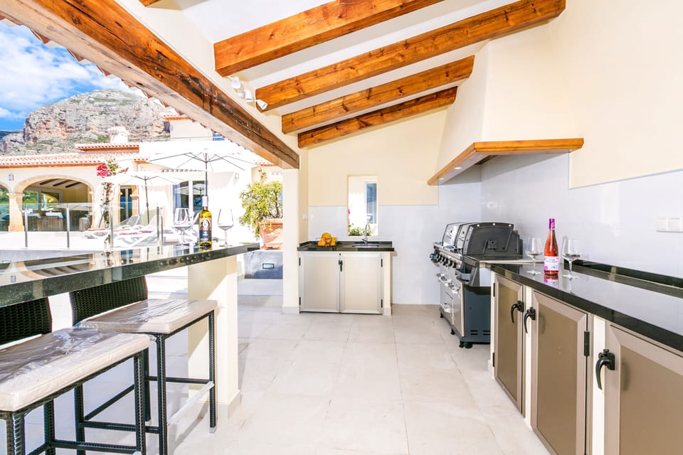 Fantatstic summer kitchen