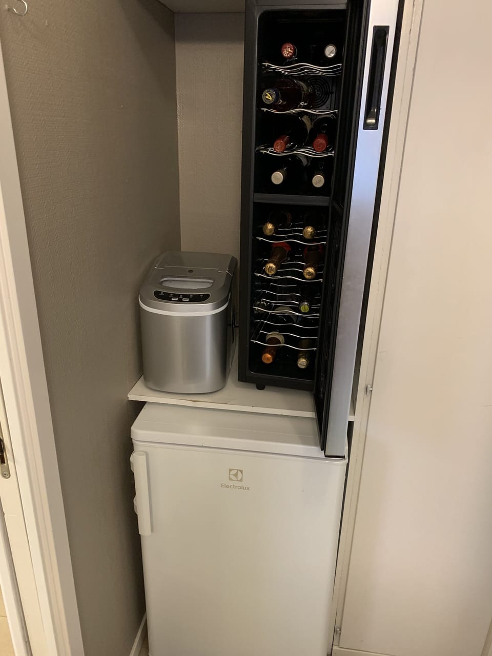 Ice cube machine as well as a 2 zone wine cooler for 18 bottles