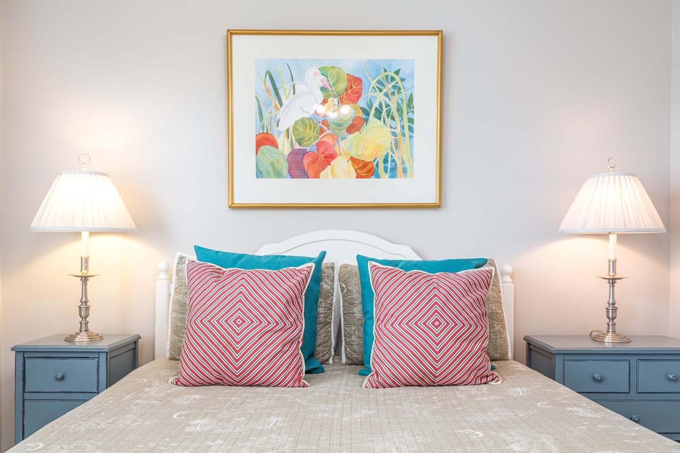 Bedroom 2 with Queen-size bed and TV