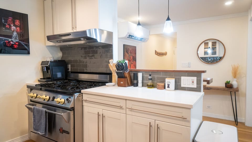 Chef’s oven with 6 gas burners. 